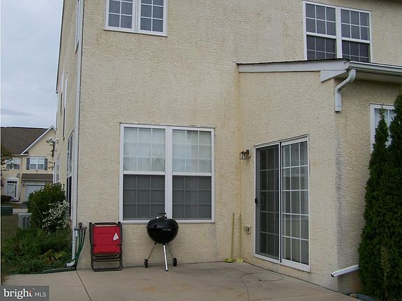 5th image of 405 Quincy Ave