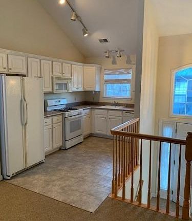 2nd image of 8 Oak Point Dr