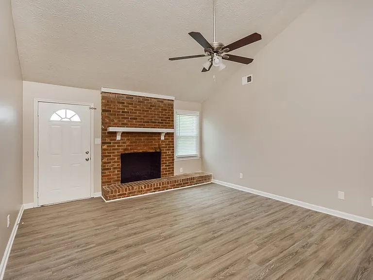 417 Willow Ct SE — Photo 3