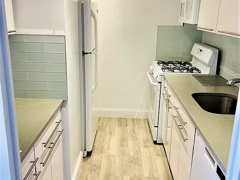 300 E 33rd St #12P — Photo 9