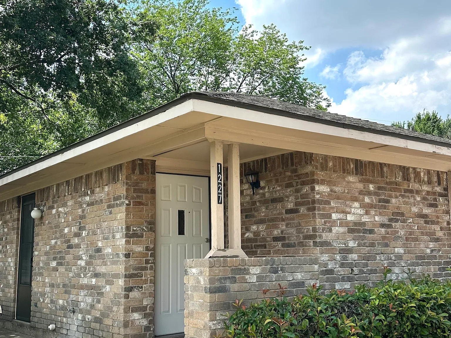 2 bed, 1.5 bath, 1042 sqft, $1,699 — Photo 2