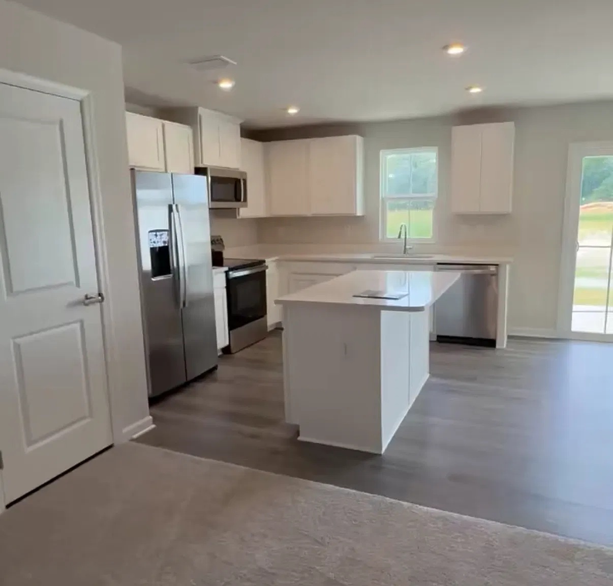 3 bed, 2.5 bath, 1450 sqft, $2,100 — Photo 3