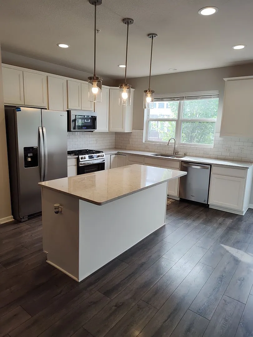 Freshly Painted Throughout Move-In Ready! — Photo 2