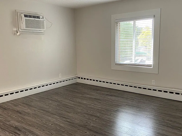 689 Lowry Ave NE #1A — Photo 23
