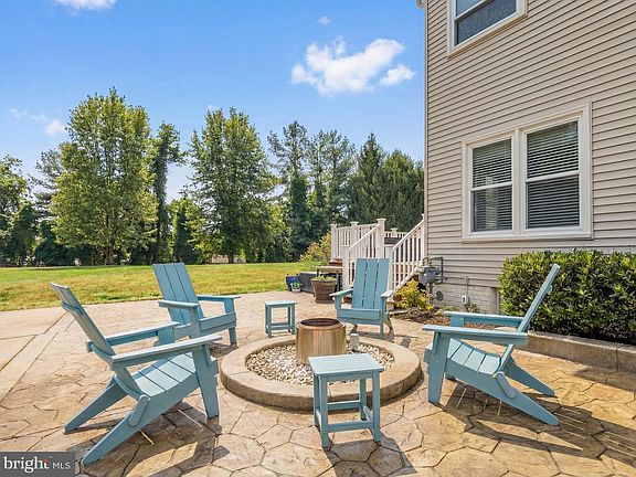 3rd image of 7243 Windsor Ct