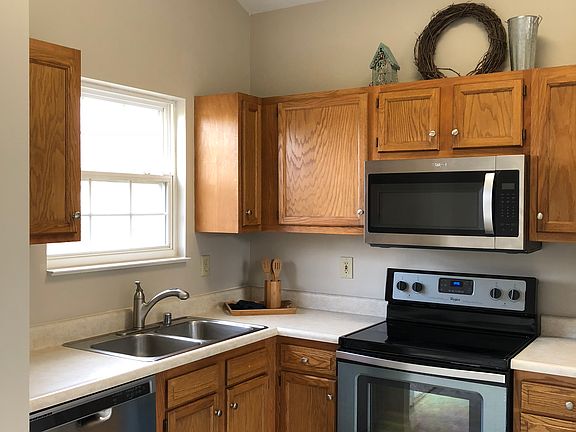 Kitchen w/new SS appliances.