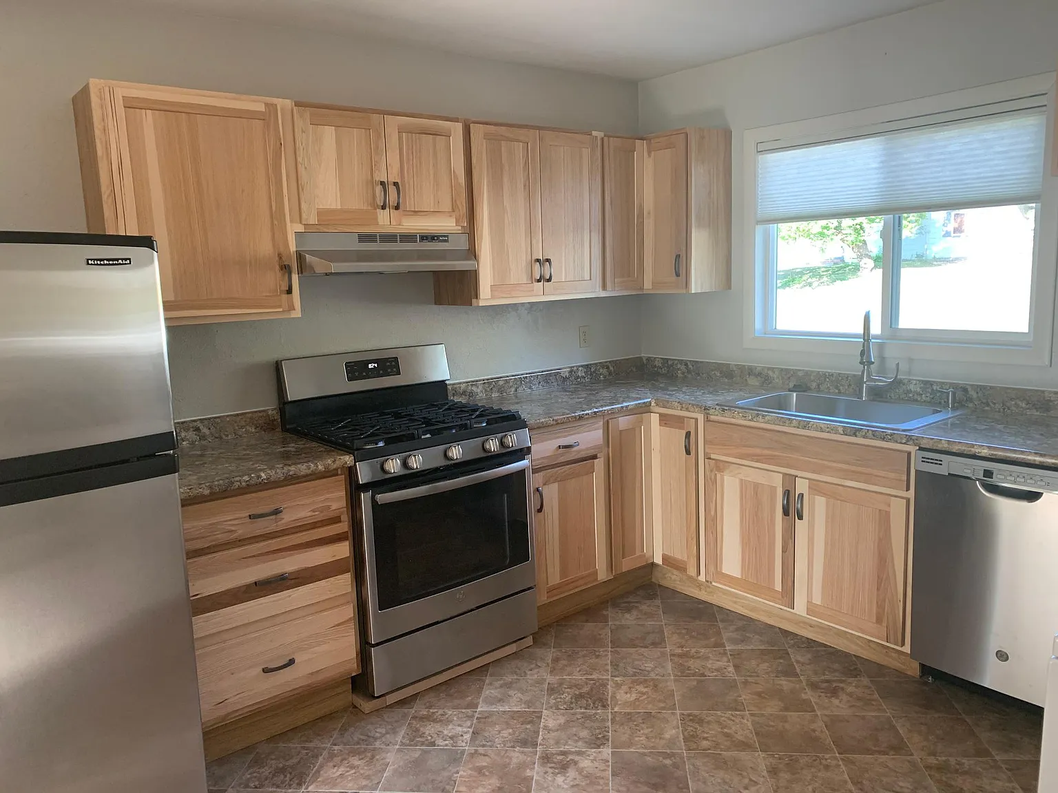 3 bed, 1008 sqft, $2,800 — Photo 2