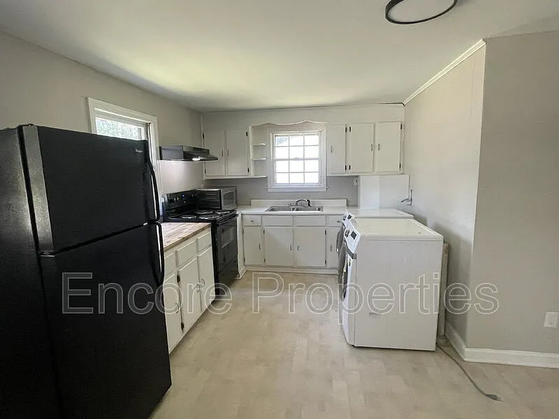 3 bed, 1.0 bath, 1200 sqft, $1,100 — Photo 4