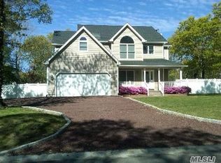 8 Fairview Rd, Hampton Bays, NY 11946