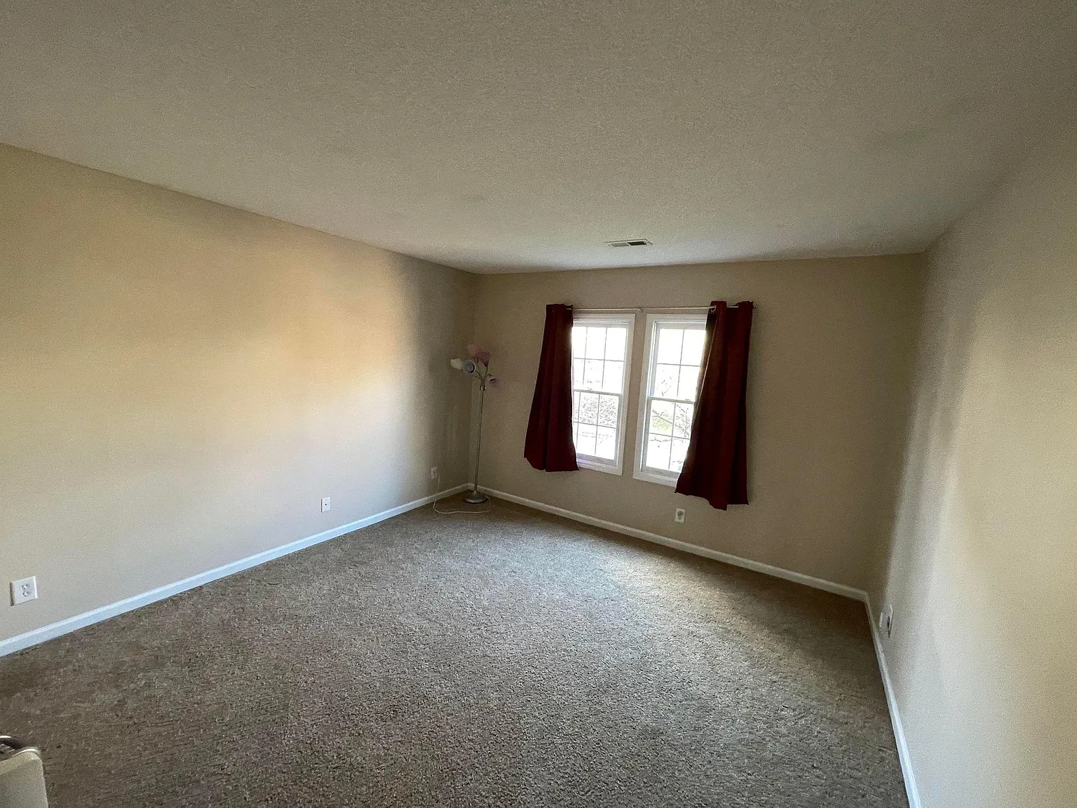 4 bed, 2500 sqft, $900 — Photo 3