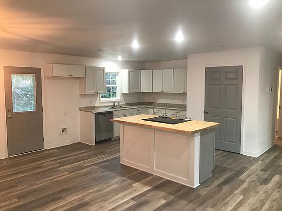 4th image of 5 Mill Circle Dr