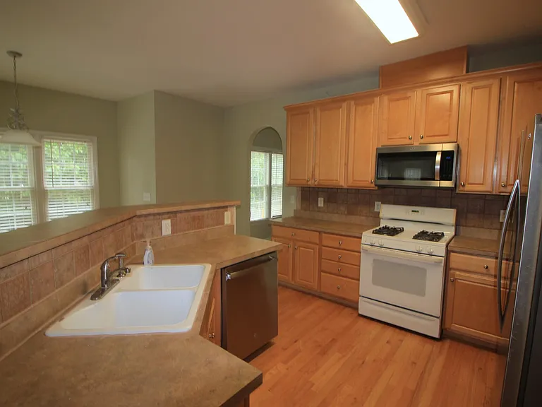 304 Peachtree Point Ct — Photo 7