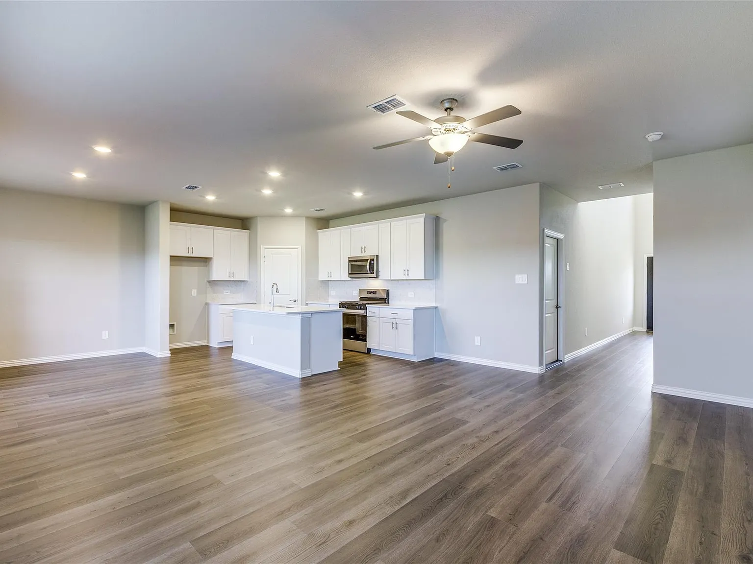 3 bed, 2.5 bath, 1948 sqft, $2,100 — Photo 4