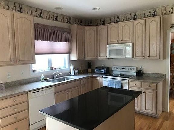 3rd image of 11 Moraski Ln