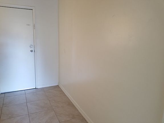 4th image of 1827 E Yale St #1829