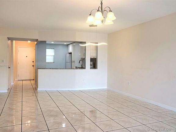 4th image of 1670 NE 191st St #1123