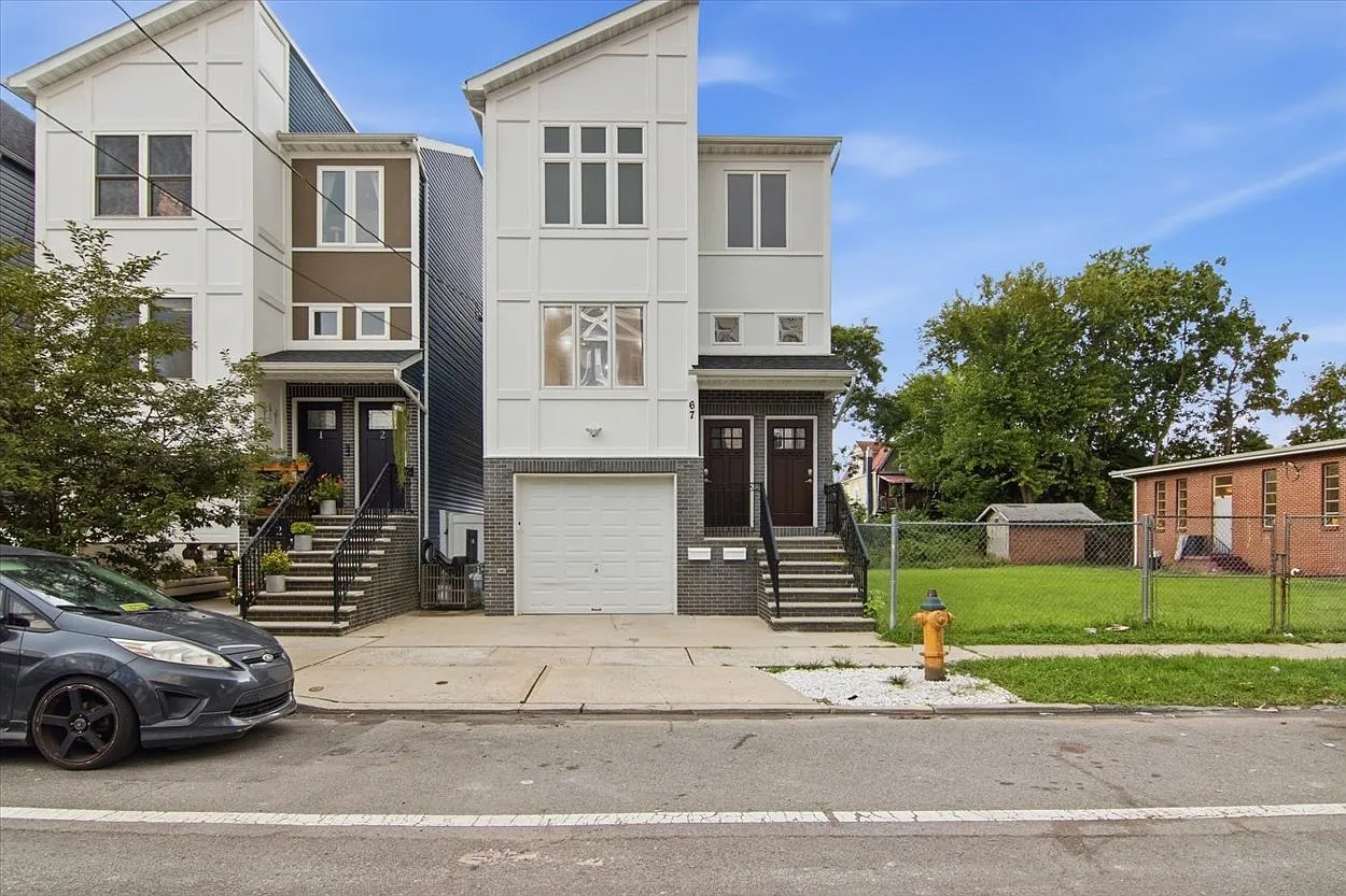 3 bed, 1300 sqft, $3,000 — Photo 1
