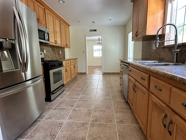 14552 Runnymede St — Photo 55