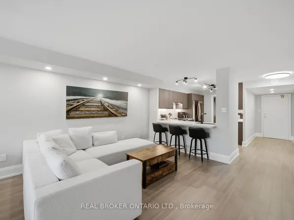 100 Arbors Ln #220, Vaughan, ON L4L 7G4