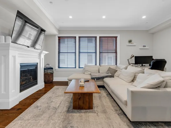 160 W Broadway #304, Boston, MA 02127
