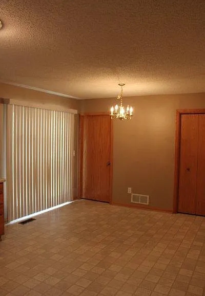 210 Hawkins Dr — Photo 5
