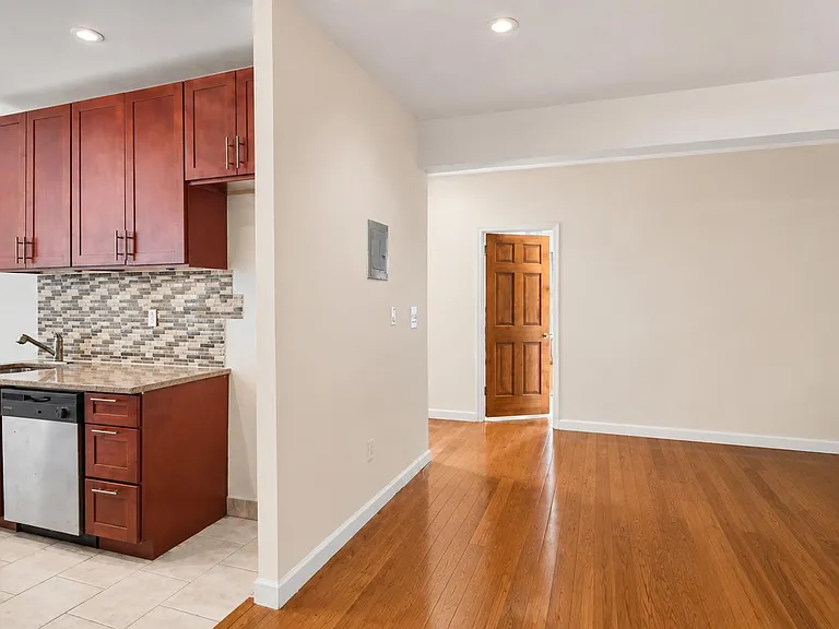 100 Arden St #2G — Photo 2