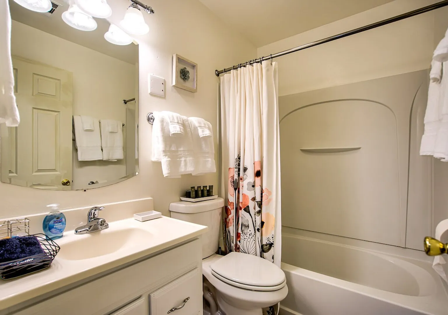 30 Day Minimum - Entire House, AC, Washer & Dryer — Photo 4