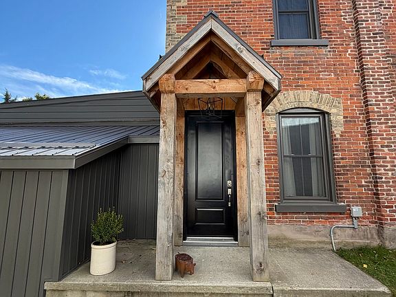 3rd image of 27 Arthur St W