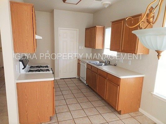 5th image of 902 Woodview Dr