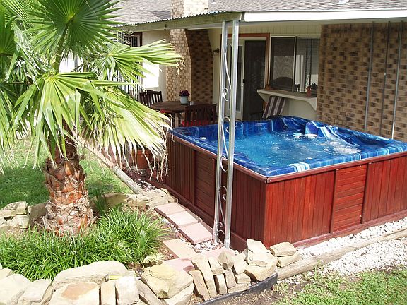 Hot Tub, covered patio
