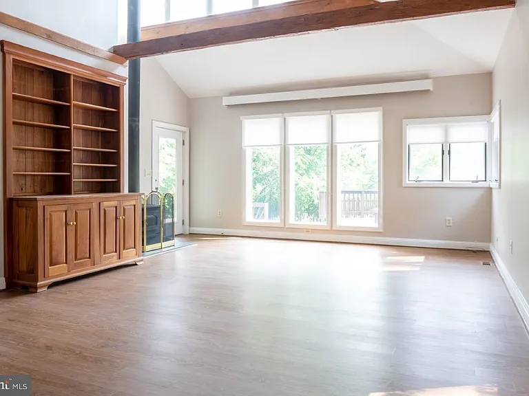 2031 Hillside Dr — Photo 6