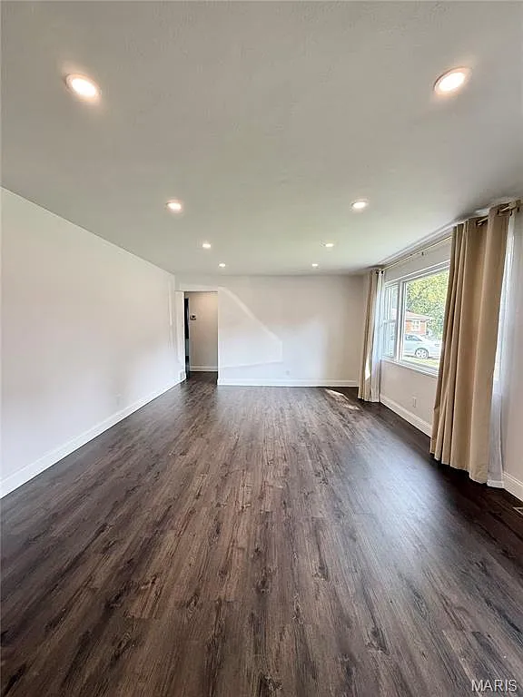 3 bed, 1.0 bath, 1300 sqft, $1,895 — Photo 4