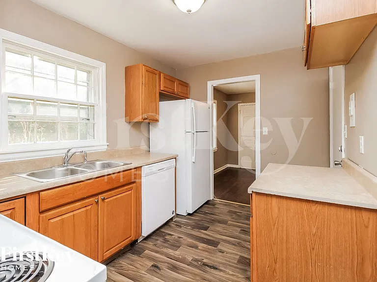 3609 NE 49th Ter — Photo 6