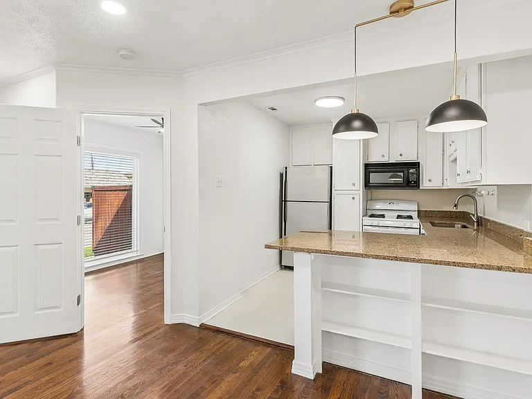 6950 Hillcrest Ave — Photo 18