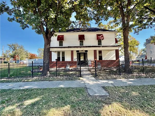 29 S Hudson St, Buckner, MO 64016