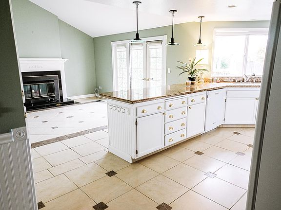 4th image of 1805 Village East Dr