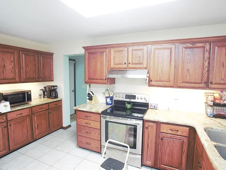 98 Thorndale Cir — Photo 9