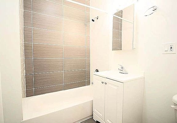 4th image of 3605 Vernon Blvd APT 2R