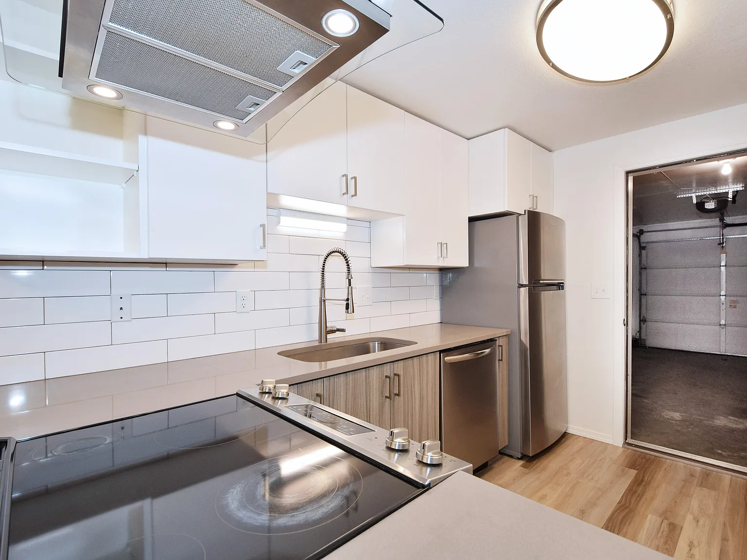 5370 Lakeview Blvd — Photo 1