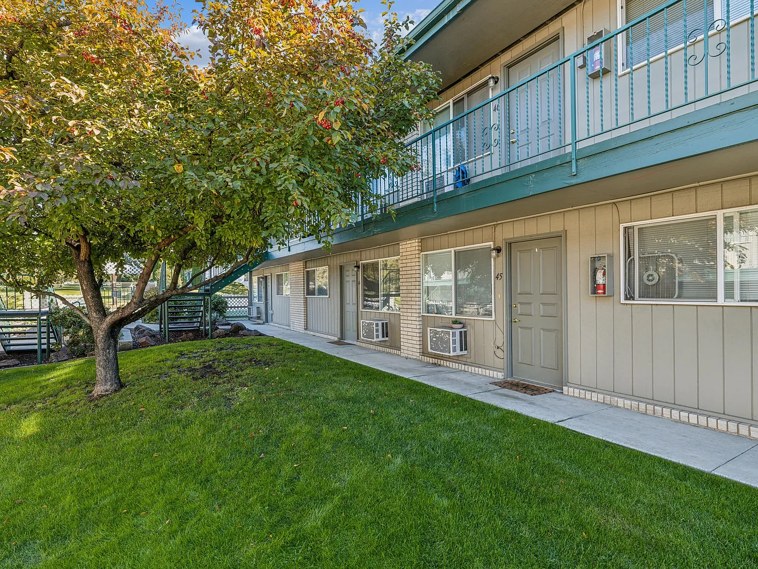 The Oaks Apartments — Photo 2