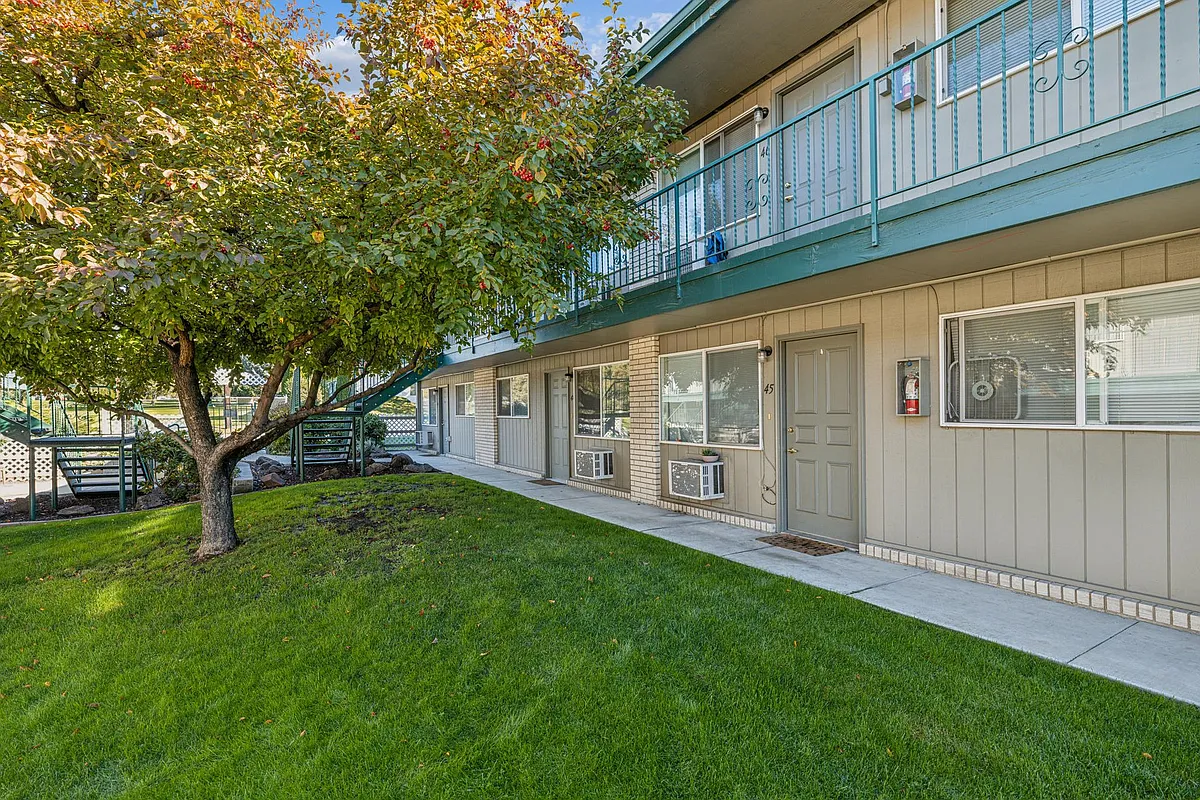 Building Photo - The Oaks Apartments