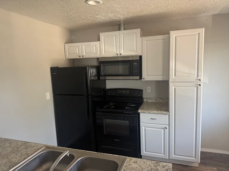 803 E Hill Ave — Photo 3
