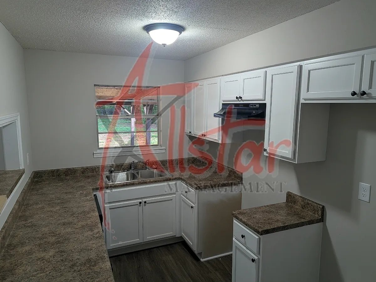 Building Photo - 2628 Hillcrest Cir