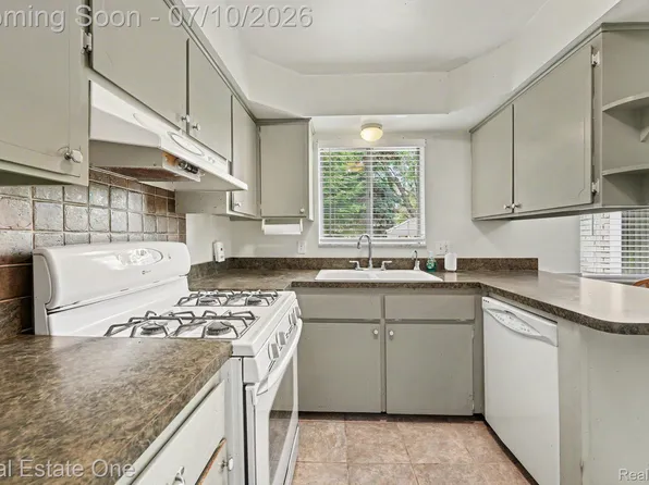 27663 Audrey Ave, Warren, MI 48092