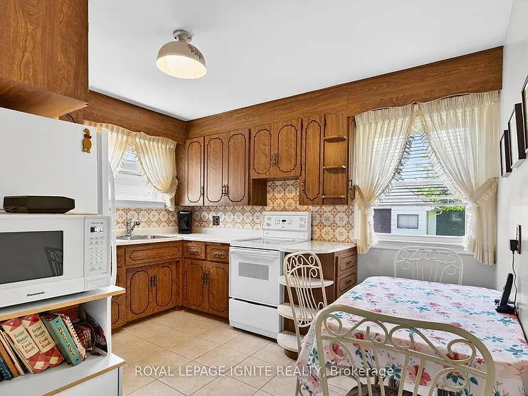 820 Simcoe St N #MAIN — Photo 2
