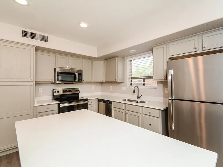 5648 W Southgate Ave — Photo 7