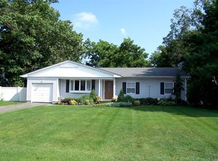 29 Hyde Ln, Coram, NY 11727
