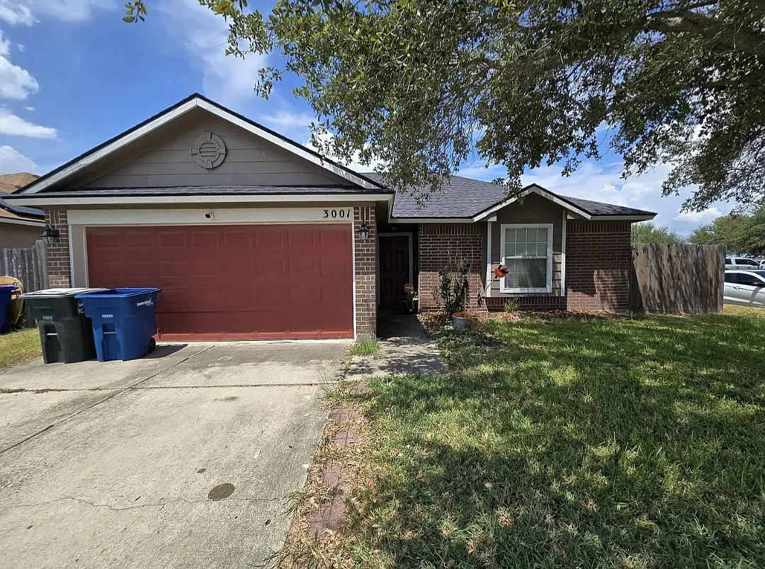 3 bed, 1084 sqft, $1,900 — Photo 1