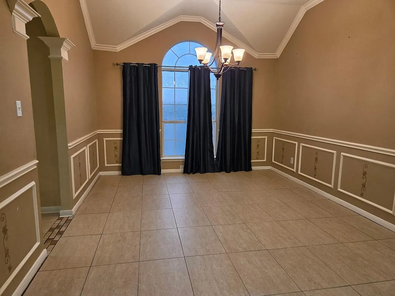 3 bed, 2.0 bath, 2318 sqft, $2,350 — Photo 3
