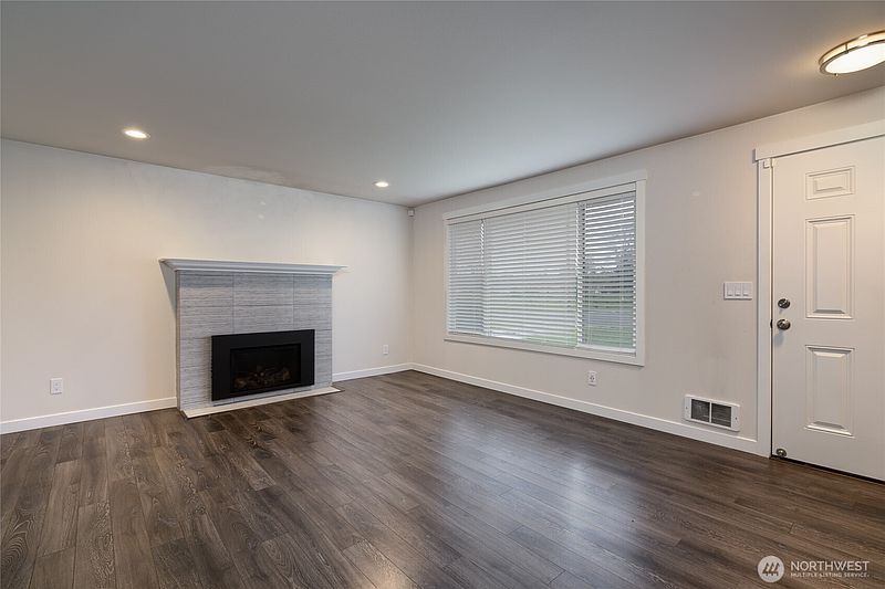 3rd image of 863 SE 6TH Avenue